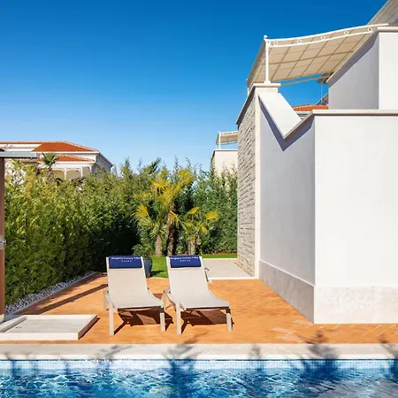 Nyaraló 4 Bedroom Awesome In Vabriga